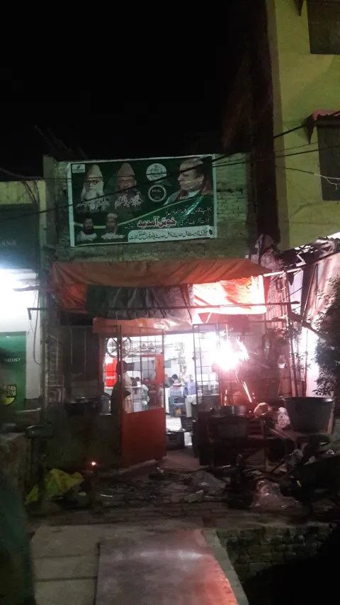 Khan Pan Corner in Gujrat, Punjab