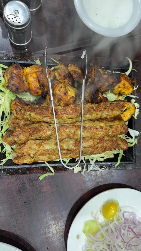 Flavourz Restaurant & Cafe in Kamalia, Punjab