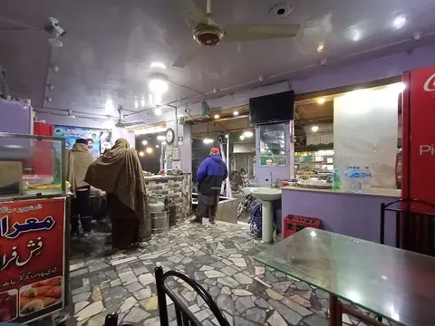 Miraj-Din Fish fry shop in Gujranwala, Punjab