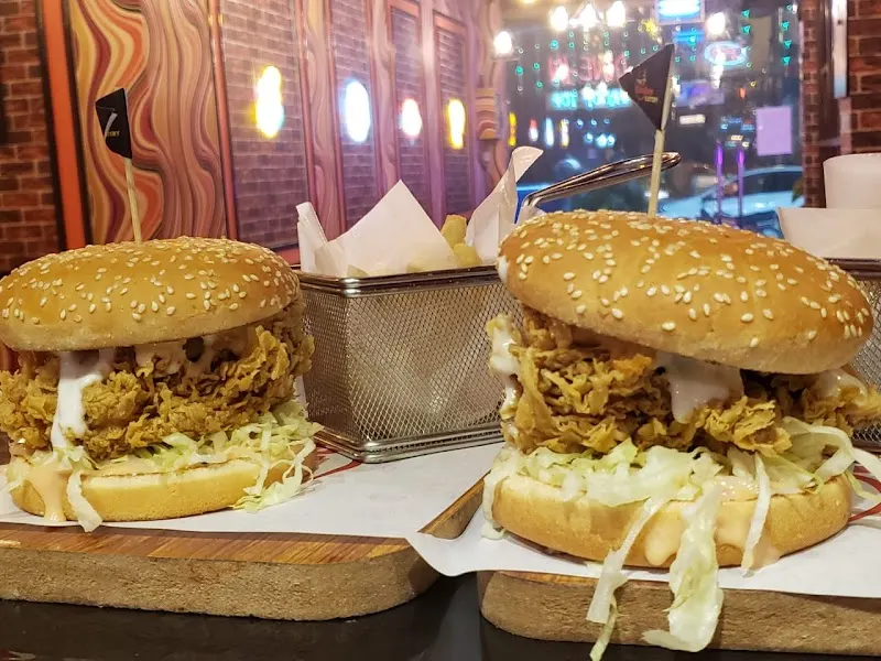The Chicken Eatery, Frituur in Lahore