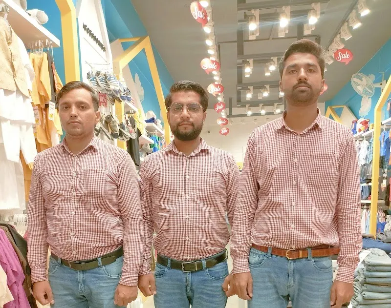 Minnie minors, clothing store in Pākpattan